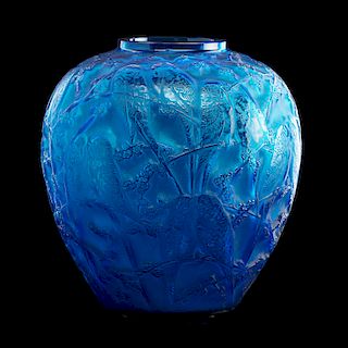 LALIQUE "Perruches" vase, electric blue