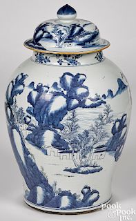 Large Chinese Qing dynasty porcelain urn