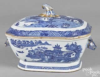 Chinese export porcelain blue and white tureen