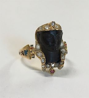 EGYPTIAN REVIVAL RING IN CARVED ONYX, DIAMOND &