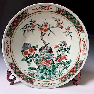A LARGE CHINESE ANTIQUE FAMILLE ROSE PORCELAIN CHARGER,19C.