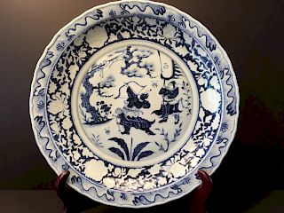 A Fine Chinese Blue and White Charger with fighting soldiers. 17 3/4" dia. 17 1/2" dia. 
