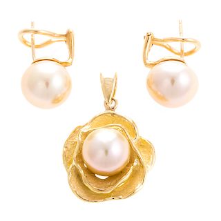 A Pair of Golden South Sea Pearls & Pendant in 18K