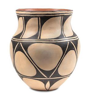Robert Tenorio (Santo Domingo, b. 1950) Pottery Vase Height 10 inches