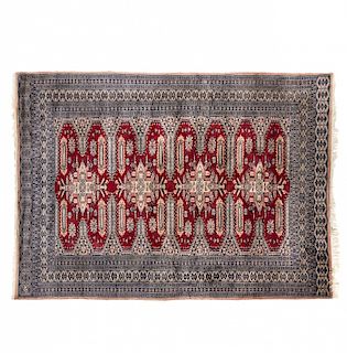 ASIAN WORKS OF ART carpet in wool and silk, second half of the 20th C Alfombra oriental en lana y seda, de la segunda mitad del s