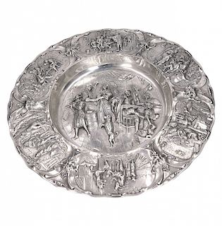 Large German ornamental dish in silver with medallions with Gran plato ornamental alemán en plata con medallones con es