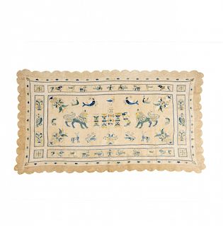 Altar's cloth with embroidered silk, 18th Century Paño de altar en lino bordado en seda, del siglo XVIII