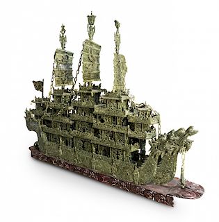 Monumental Chinese ship in carved jade-like serpentine, 20t Monumental barco chino en serpentina tipo jade tallada, del