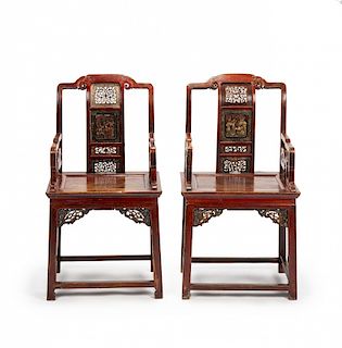 Pair of Chinese chairs in carved, lacquered and partially g Pareja de sillas chinas en madera tallada, lacada y parcial