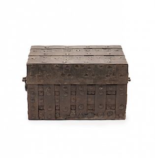 Probably German safe called "of Nuremberg", in wrought iron Caja de caudales alemana llamada "de Nuremberg", en hierro 