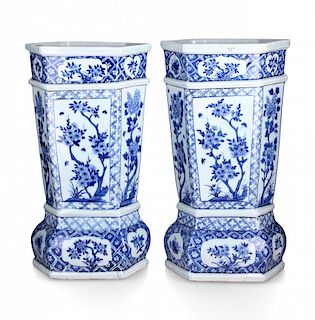 Pair of Chinese porcelain vases, 20th Century Pareja de jarrones chinos en porcelana, del siglo XX