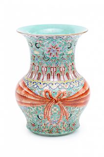 Chinese porcelain vase, first half of the 20th Century  Jarrón chino en porcelana, de la primera mitad del siglo XX