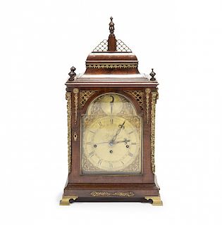 English "bracket" clock with case in mahogany and gilt bron Reloj "bracket" inglés con caja en caoba y bronce dorado, d