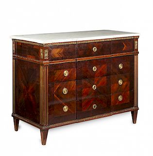 Charles IV chest of drawers in mahogany and walnut with car Cómoda Carlos IV en caoba y nogal con realces tallados y do