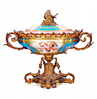 French Sèvres-like centrepiece in porcelain with gilt bronz Centro francés tipo Sèvres en porcelana con monturas en bro