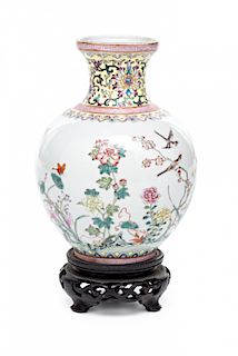 Chinese Republic porcelain vase, first third of the 20th Ce Jarrón chino de estilo Familia Rosa en porcelana de la Repú
