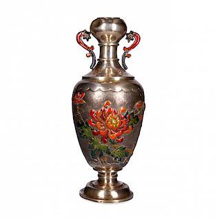 Chinese vase in embossed, chiselled and enamelled silver, f Jarrón chino en plata repujada, cincelada y esmaltada, del 