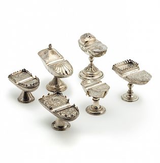 Six incense burners in silver and one in silver-plated bras Seis navetas en plata y una en latón plateado, una de ellas