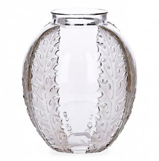 René Lalique, "Chardons" vase, Moulded and patinated glass René Lalique, Jarrón "Chardons", Vidrio moldeado y patinado