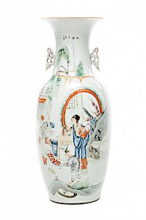 Chinese porcelain vase, first third of the 20th Century Jarrón chino en porcelana de la República, del primer terci