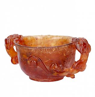 Chinese goblet in carved amber simile, probably of the 19th Copa china en símil ámbar tallado, probablemente del siglo 