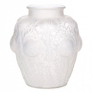 René Lalique, "Domremy" vase, Moulded and matted glass René Lalique, Jarrón "Domremy", Vidrio opalescente moldeado
