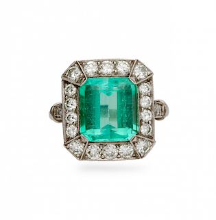 Emerald and diamonds ring Sortija de esmeralda y diamantes
