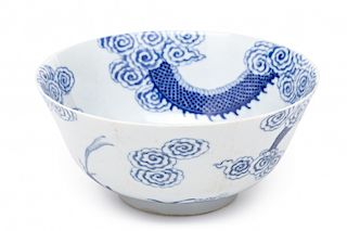 Chinese porcelain bowl, 20th Century
 Apocryphal mark: Kang Cuenco chino en porcelana estilo Kangxi, del siglo XX