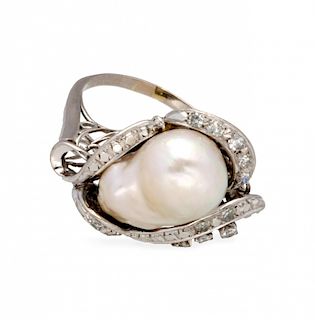 Ring with a Baroque pearl and diamonds Sortija de perla barroca y diamantes