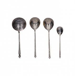 Four Russian spoons in engraved and niello silver, early de Cuatro cucharillas rusas en plata grabada y nielada, de las