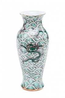 Chinese porcelain vase, first third of the 20th Century Jarrón chino en porcelana, del primer tercio del siglo XX