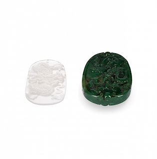 Two Chinese pendants in white jade and green jade, 20th Cen Dos colgantes chinos en jade blanco y jade verde, del siglo