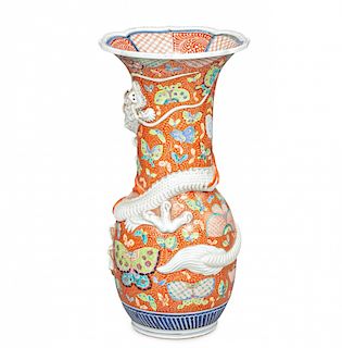 Japanese porcelain vase with a dragon, early 20th Century Jarrón japonés en porcelana con dragón, de principios del s
