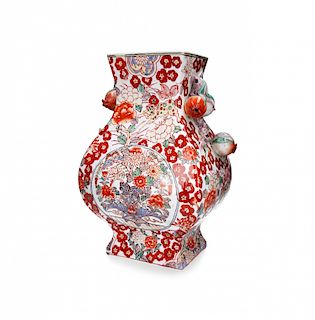 Chinese porcelain vase with fruits handles, 20th Century   Jarrón chino en porcelana con asas de frutas, del siglo XX