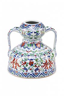 Chinese Qianlong porcelain vase with tow handles, 20th Cent Jarrón con dos asas chino en porcelana Qianlong, del siglo 