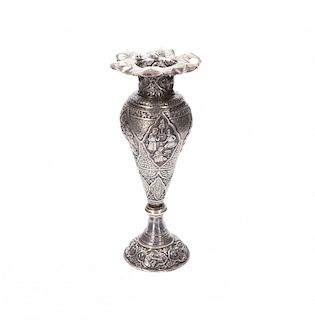 Iranian silver vase, first half of the 20th Century  Jarrón en plata iraní, de la primera mitad del siglo XX