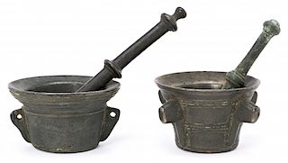 Two Spanish mortars with their pestles in bronze, 16th-17th Dos morteros españoles con su mano en bronce, de los siglos
