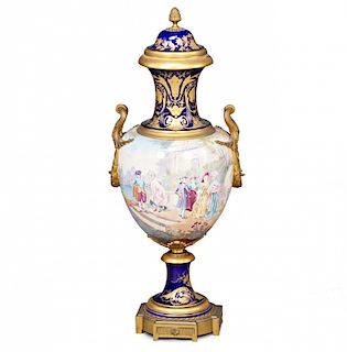 French vase in Sèvres-like "bleu du roi" porcelain with bro Jarrón francés en porcelana "bleu du roi" tipo Sèvres con m