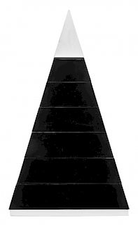 Giacomo Passera, Pyramid-shaped chest of drawers* , Black-l Giacomo Passera, Cómoda piramidal*, Madera lacada en negro 