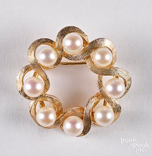 14K yellow gold and pearl pin, 4.2 dwt.