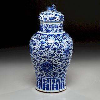 Chinese porcelain blue and white lidded jar