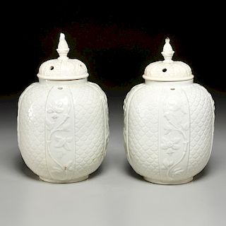 Pair Saint-Cloud blanc de chine potpourri jars