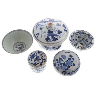 Five Chinese Export blue/white porcelain objects