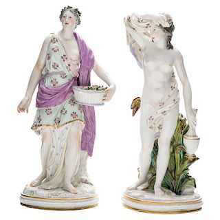 A PAIR OF PORCELAIN FIGURES OF WOMEN.