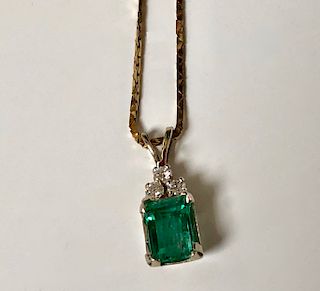 A FINE 14K GOLD DIAMOND AND EMERALD NECKLACE