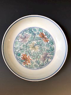 A CHINESE ANTIQUE DOUCAI PLATE, MARKED.