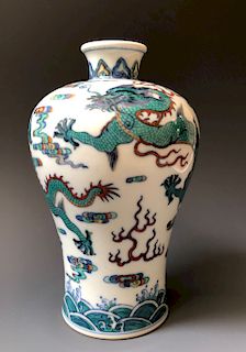 A CHINESE ANTIQUE DOUCAI VASE, MARKED.