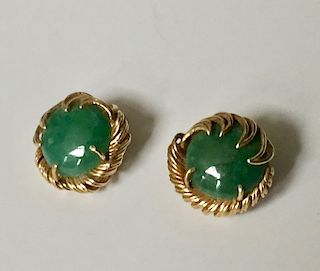 A FINE 14K GOLD CHINESE JADEITE EARRING