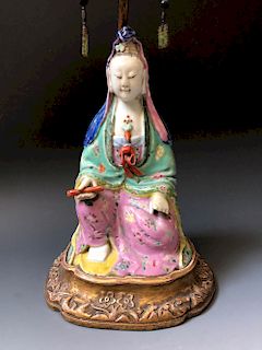A CHINESE ANTIQUE FAMILL ROSE PORCELAIN OF GUANYIN.