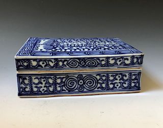 CHINESE ANTIQUE BLUE AND WHITE PORCELAIN BOX, 19C